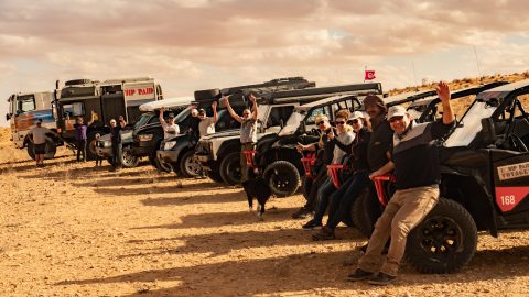 Photo de groupe avec les véhicules 4x4 et buggy en plein raid Tunisie