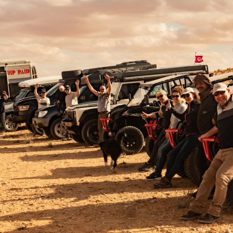 Photo de groupe avec les véhicules 4x4 et buggy en plein raid Tunisie