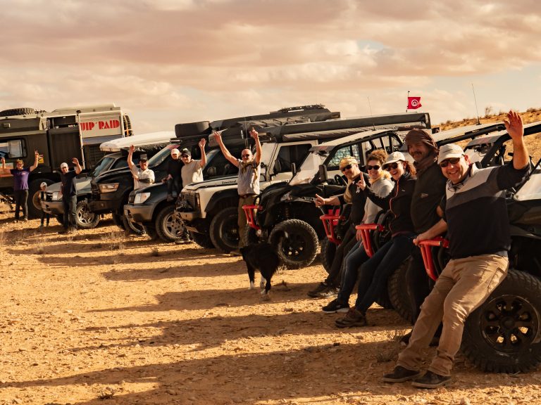 Photo de groupe avec les véhicules 4x4 et buggy en plein raid Tunisie