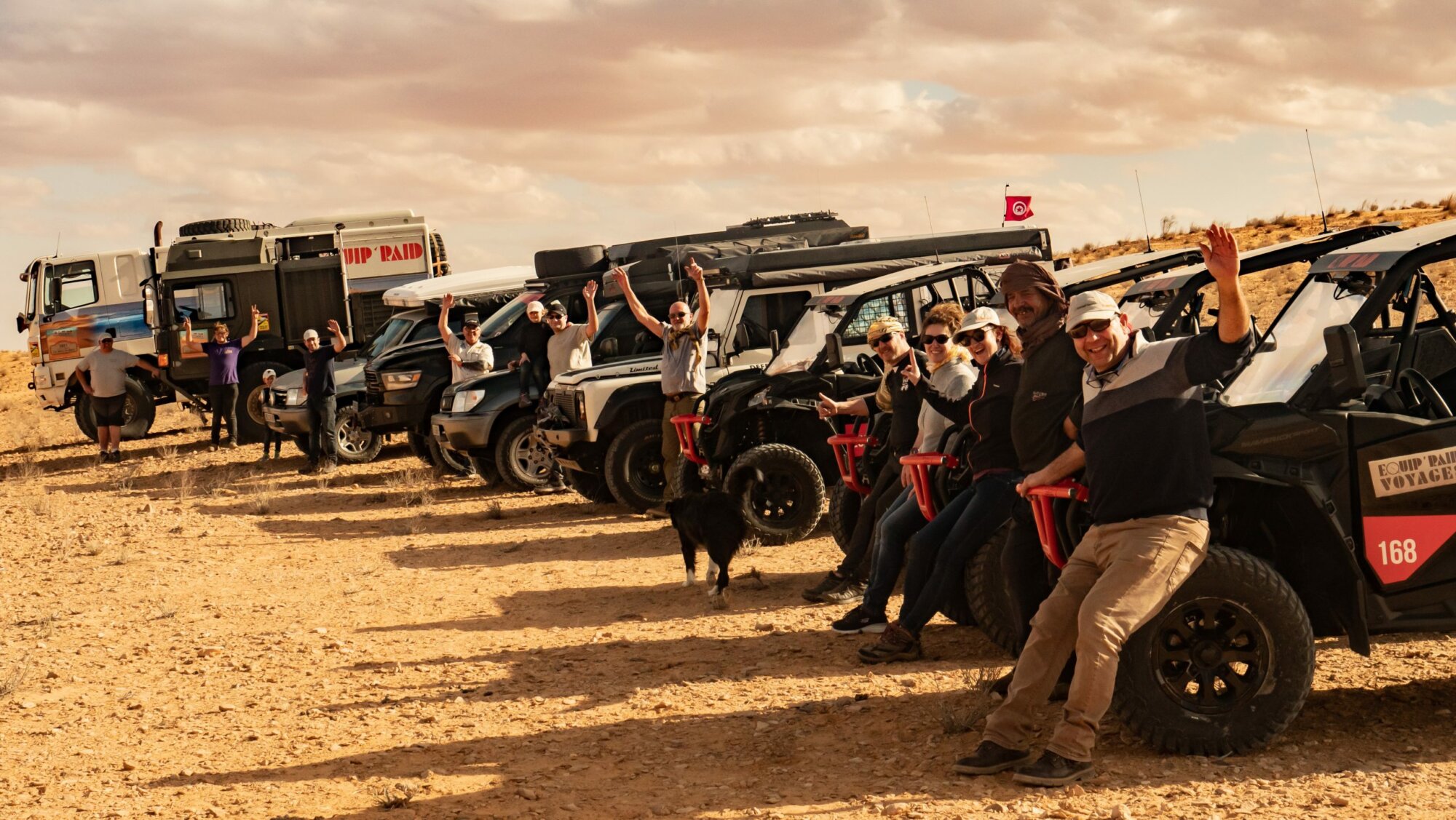 Photo de groupe avec les véhicules 4x4 et buggy en plein raid Tunisie