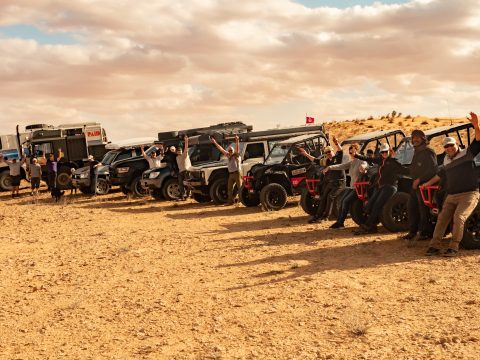 Photo de groupe avec les véhicules 4x4 et buggy en plein raid Tunisie