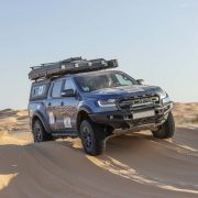 Photo dans les dunes d'une Ford Raptor Raid Tunisie