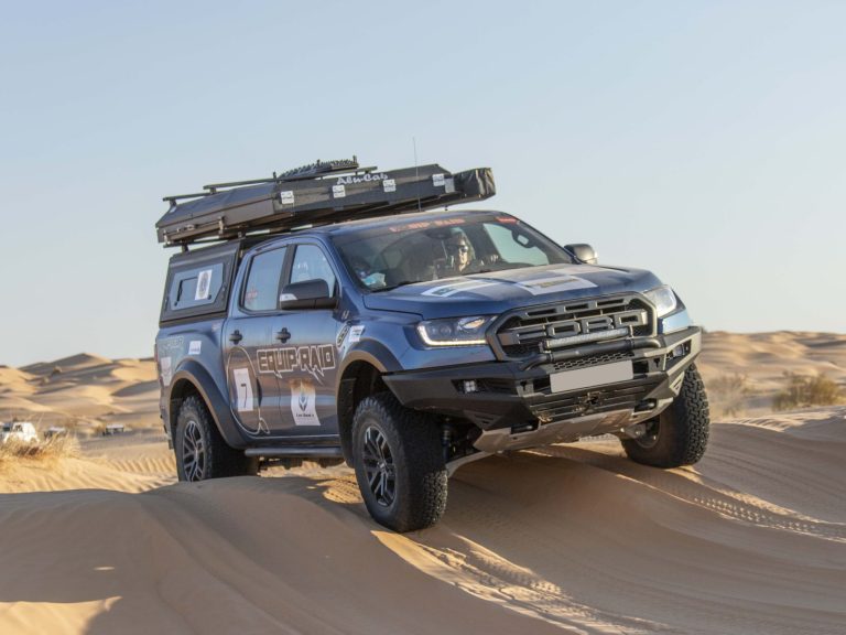 Photo dans les dunes d'une Ford Raptor Raid Tunisie