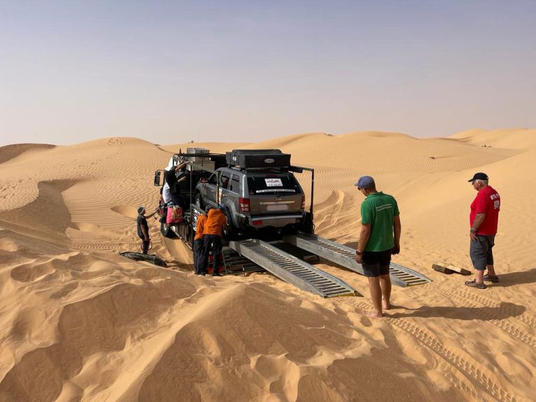 Camion d'assitance Equip'Raid Voyages embarquant un véhicule