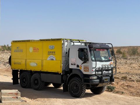 Un camion Kerax Renault jaune dans les dunes