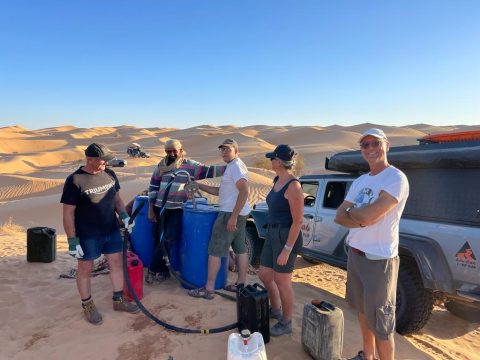 On voit l'Equipe d'assistance carburant dans les dunes