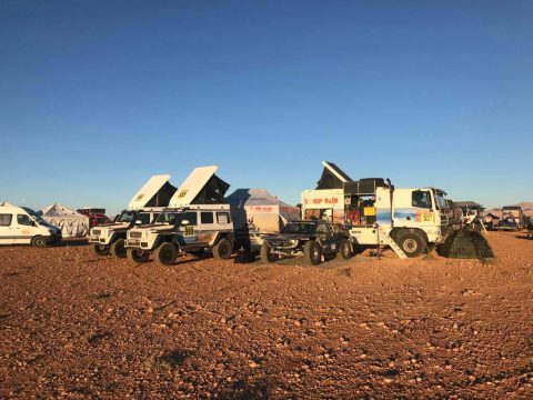 Photo prise dans les dunes des véhicules d'assistance