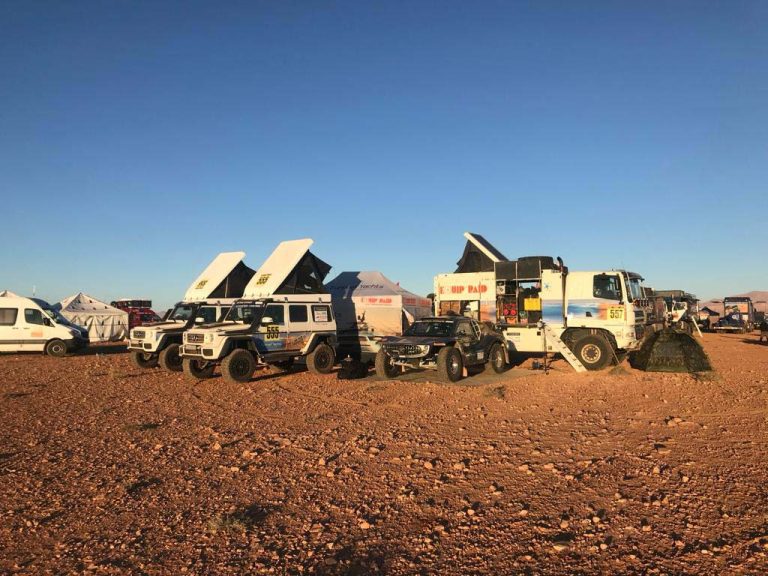 Photo prise dans les dunes des véhicules d'assistance