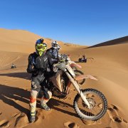 Deux motards pris en photo dans le désert du Maroc