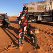 Un motard pris en photo dans le désert du Maroc