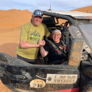 Deux personnes prise en photo lors d'un raid au Maroc