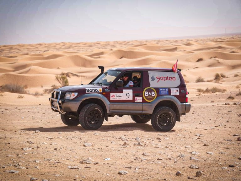 Photo d'une Toyota Land Cruiser KZJ90 dans les dunes