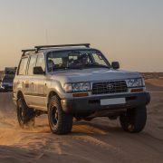 Photo de la deuxième toyota HDJ80 dans les dunes durant le raid Tunisie