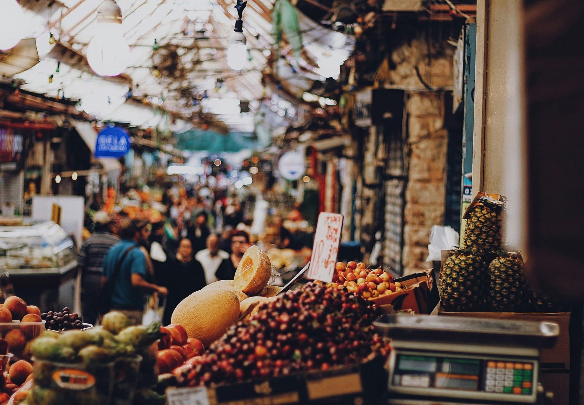 Photo avec un focus sur des fruits et un fond de marché à ciel ouvert