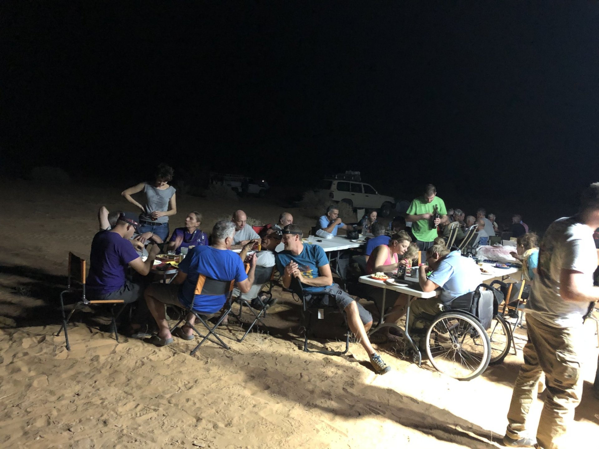 Repas du soir lors d'une nuitée bivouacs avec les participants au raid Tunisie 2022