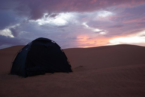 photo d'une tente prise dans le désert lors d'un raid de Equip'Raid Voyages