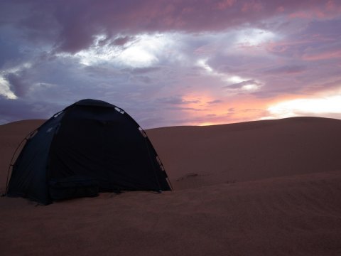 photo d'une tente prise dans le désert lors d'un raid de Equip'Raid Voyages