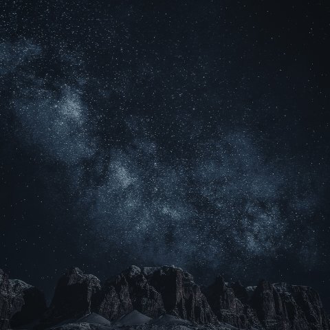 photo de nuit du désert algérien avec des falaises et un ciel rempli d'étoiles