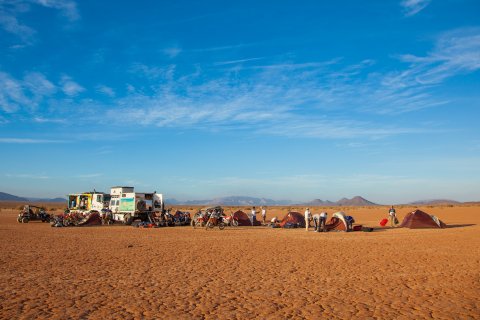 camion assistance equip'raid voyages avec des tentes dans le désert marocain