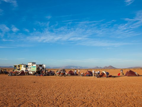 camion assistance equip'raid voyages avec des tentes dans le désert marocain