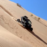 SSV qui descend une pente dans les dunes pris en photo lors de notre raid en Tunisie