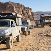 Photo prise lors d'un raid dans les désert en Algérie des 4x4 et camions à la suite