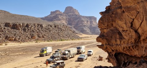 Photo prise lors d'un raid dans les désert en Algérie des 4x4 et camions à la suite