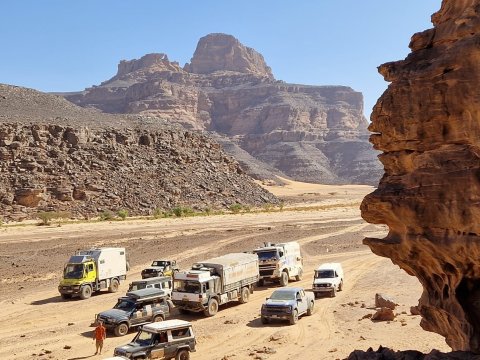 Photo prise lors d'un raid dans les désert en Algérie des 4x4 et camions à la suite