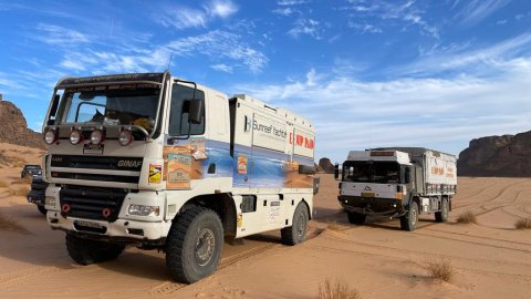 Photo du désert algérien avec deux camion d'assistance