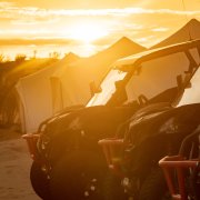 Trois SSV alignés dans les dunes en Tunisie avec un couché de soleil